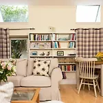 Luxury Morningside Cottage With Patio